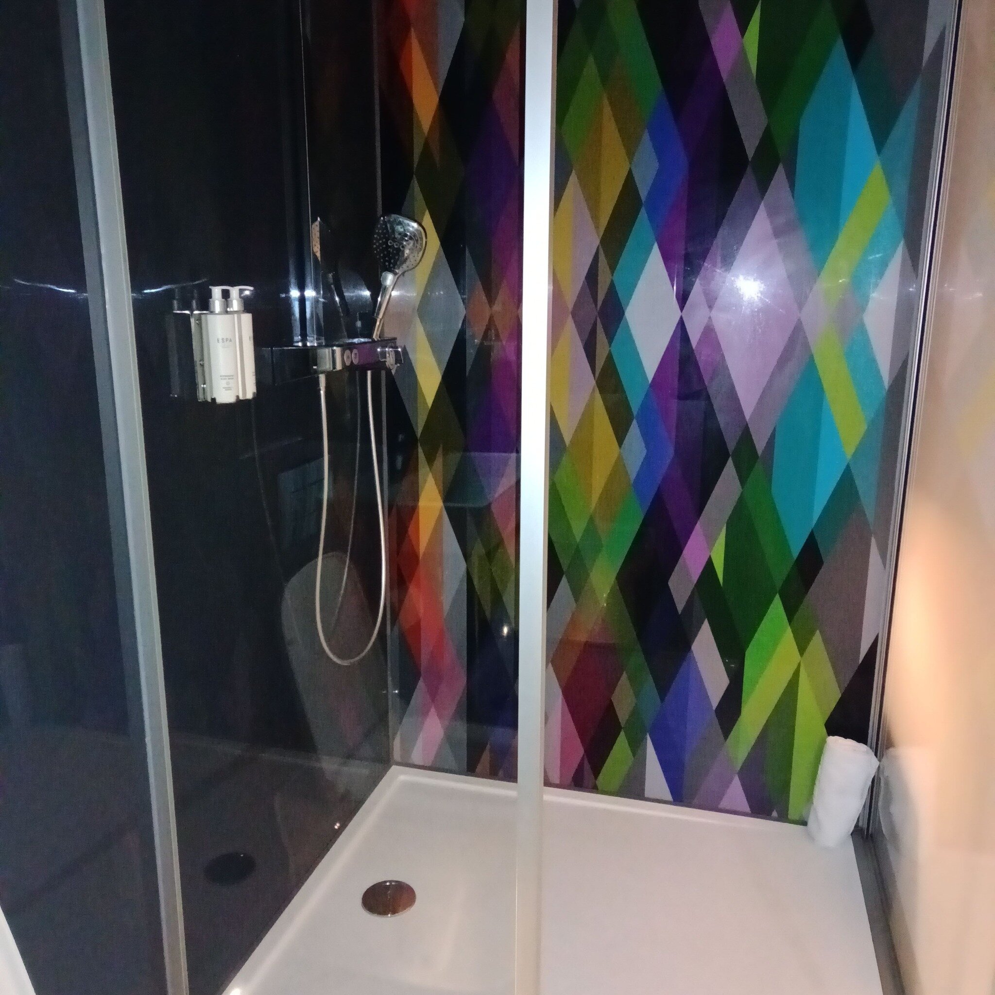 Village Hotel Basingstoke-浴室