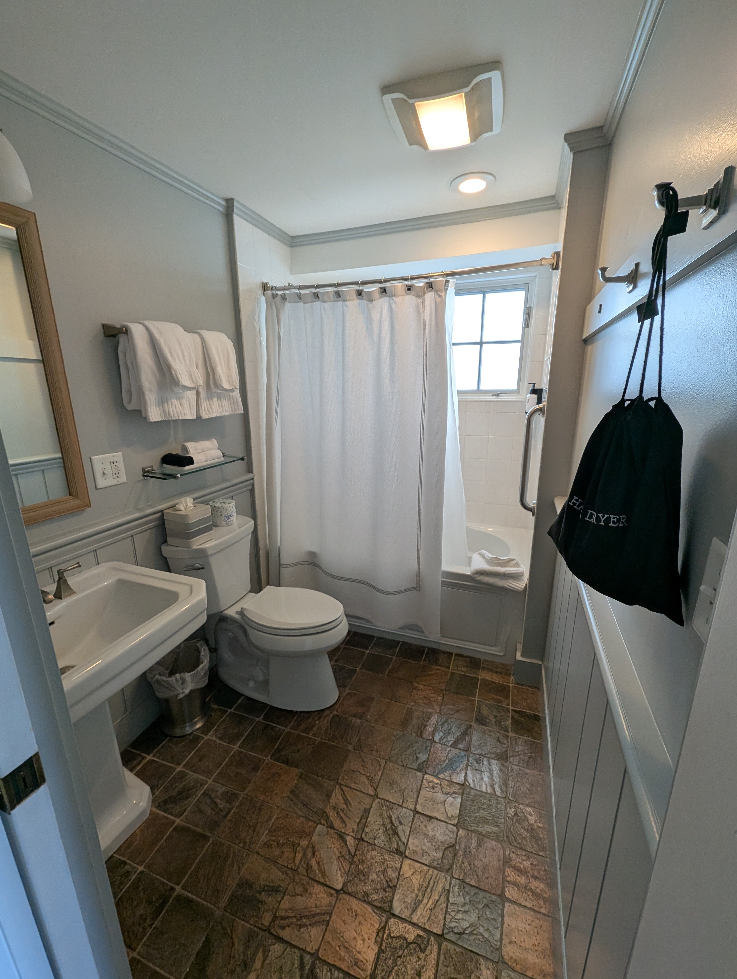 Vineyard Square Hotel & Suites-浴室