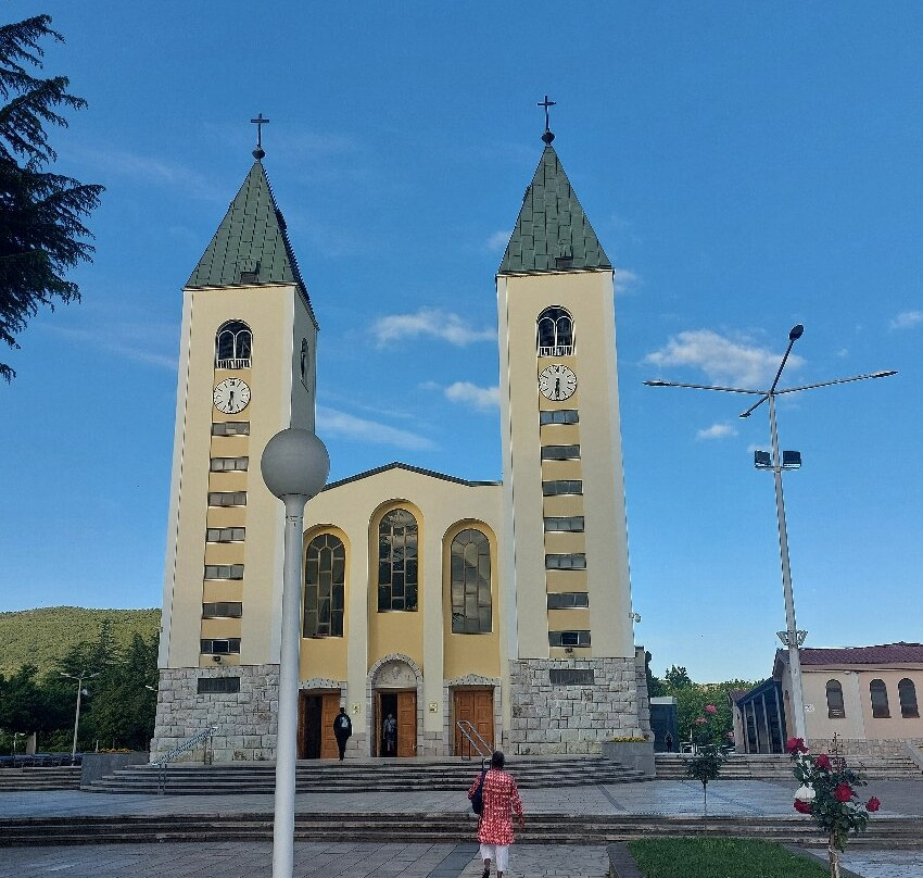 St. James' Parish Church景点图片
