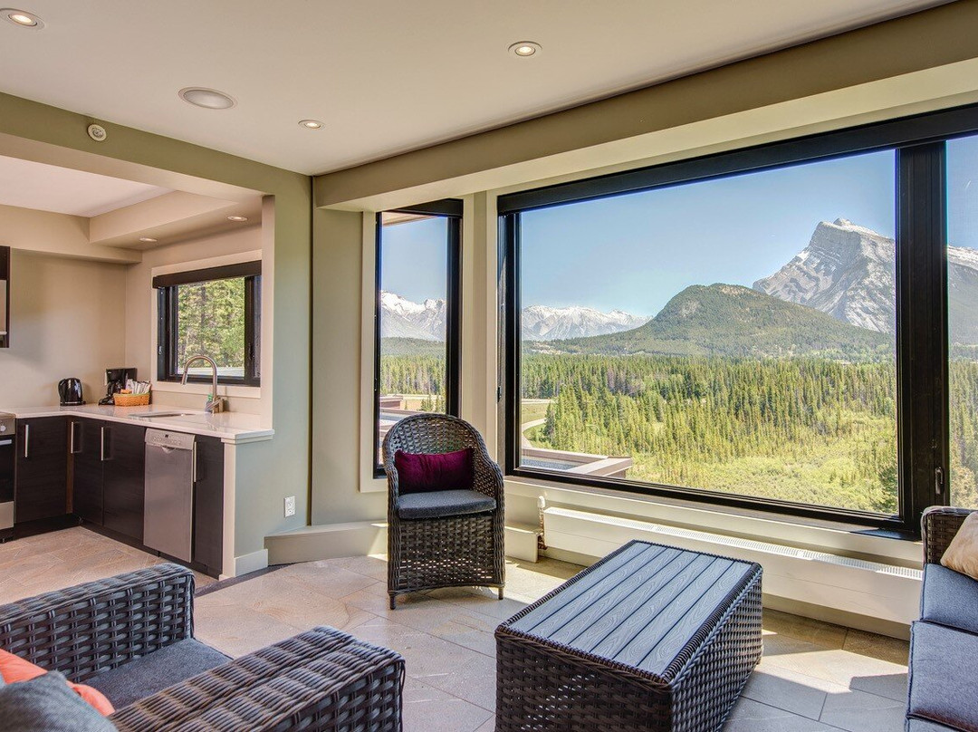 杜松子酒店主图