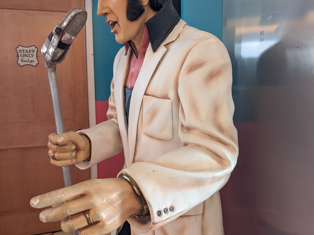 Pink Elephant Antique Mall-Livingston必去景点