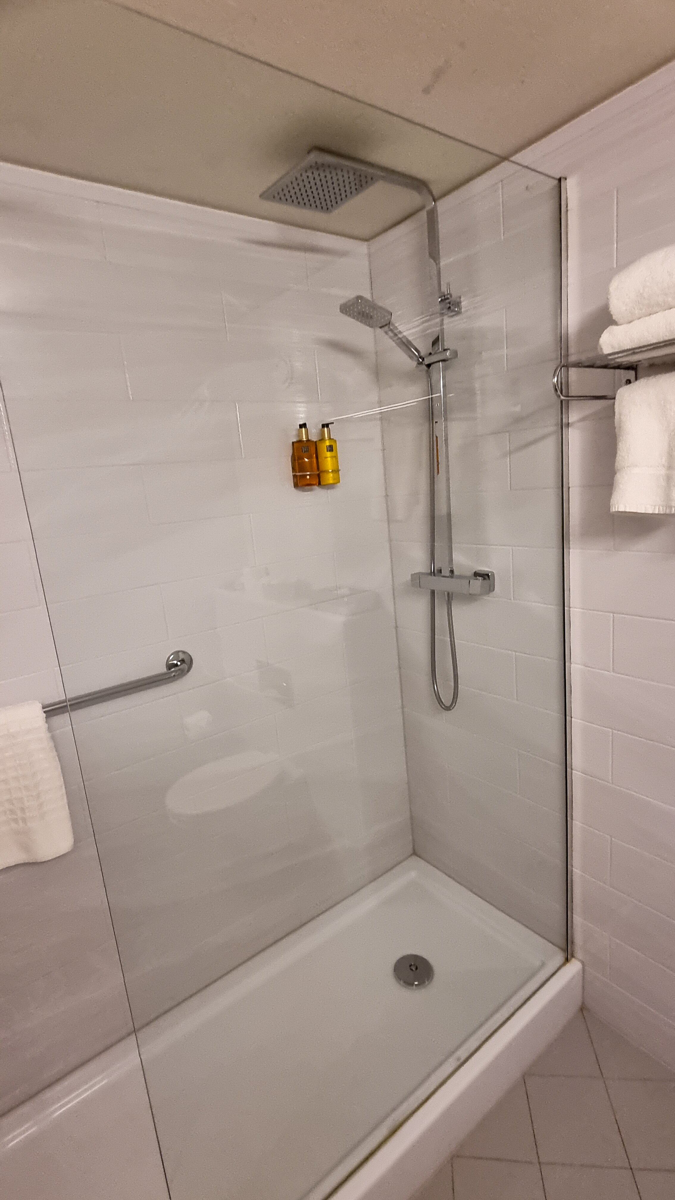 Dillons Hotel-浴室