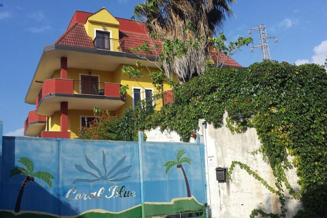 Bed & Breakfast Coral Blue主图