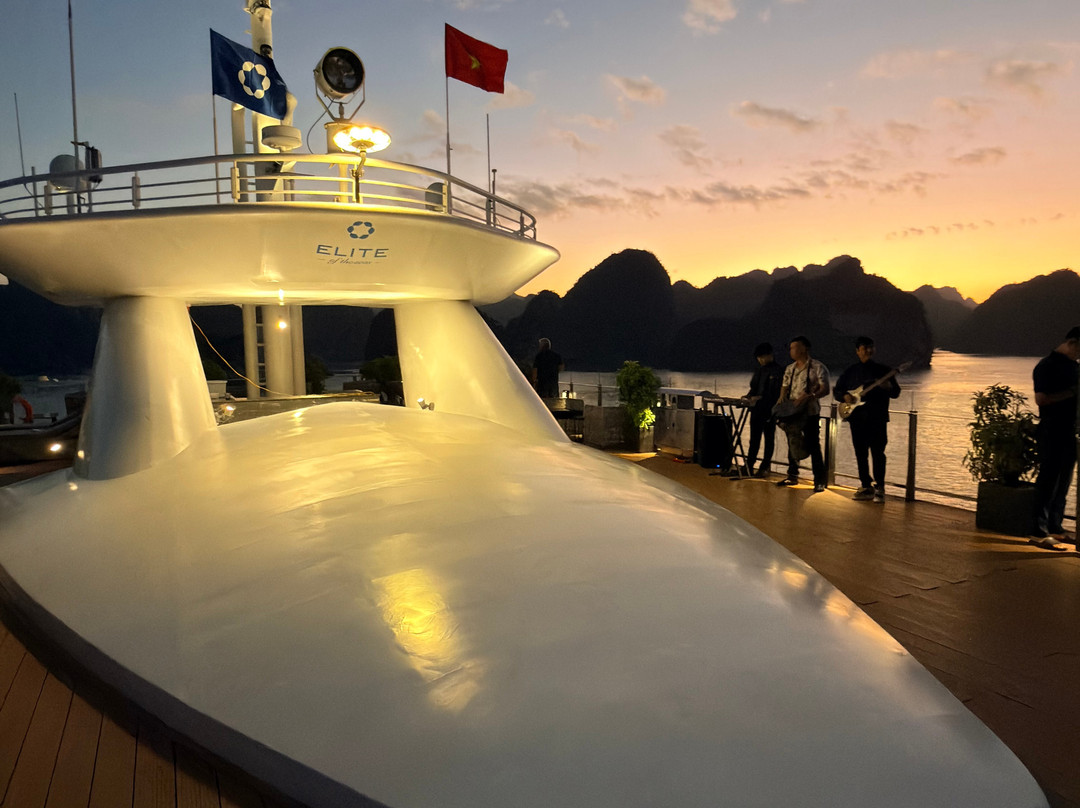 Elite of the Seas-下龙湾必去景点