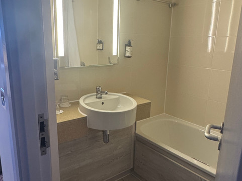 斯文顿莱昂纳多酒店主图