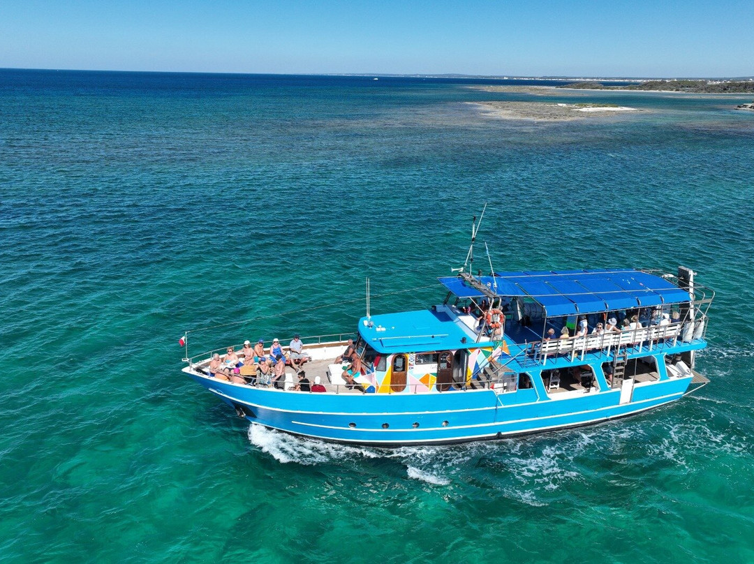 Boat Tour Porto Cesareo-切萨雷奥港必去景点