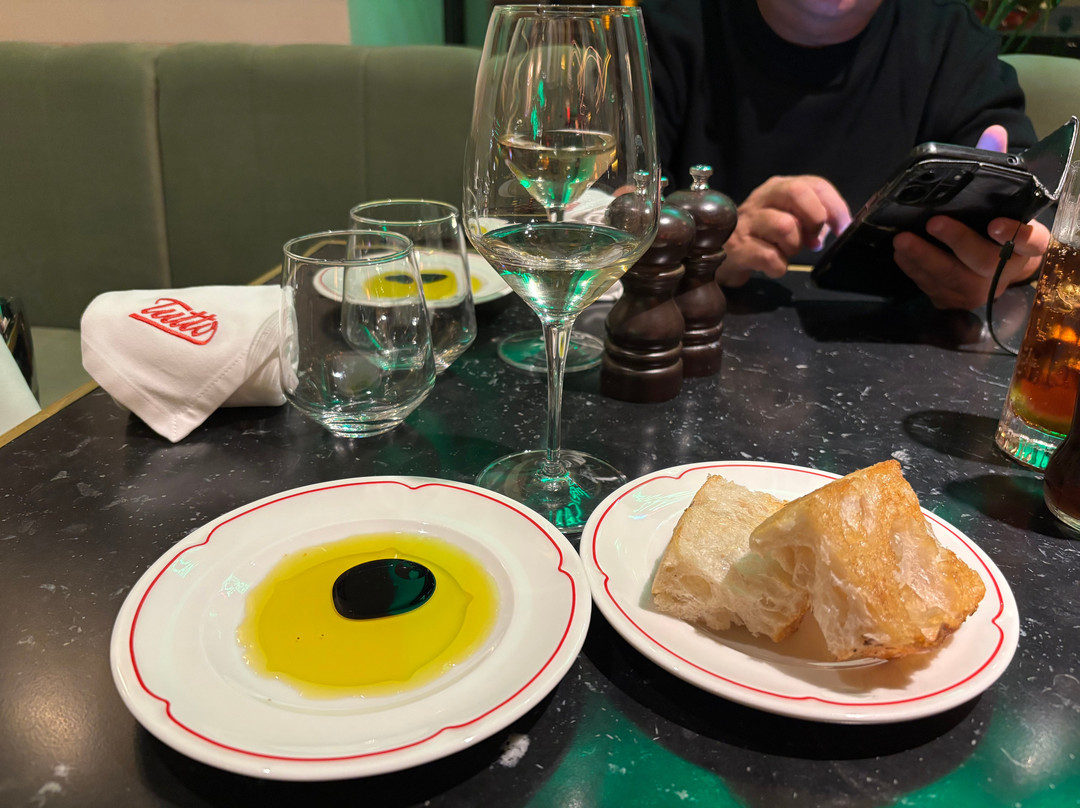 Tutto Restaurant & Bar