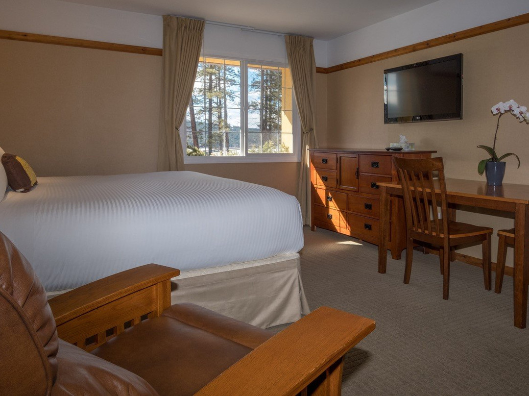 Elizabeth Lake Lodge主图