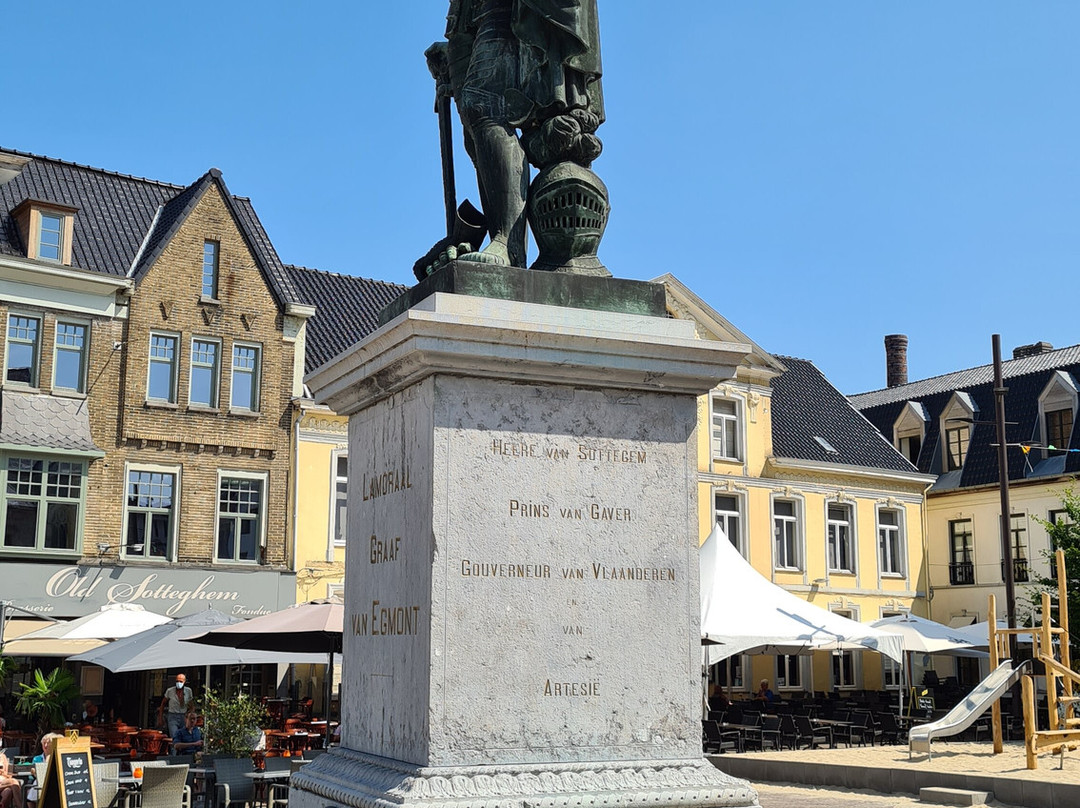 Bronze statue of Lamoraal van Egmont景点图片