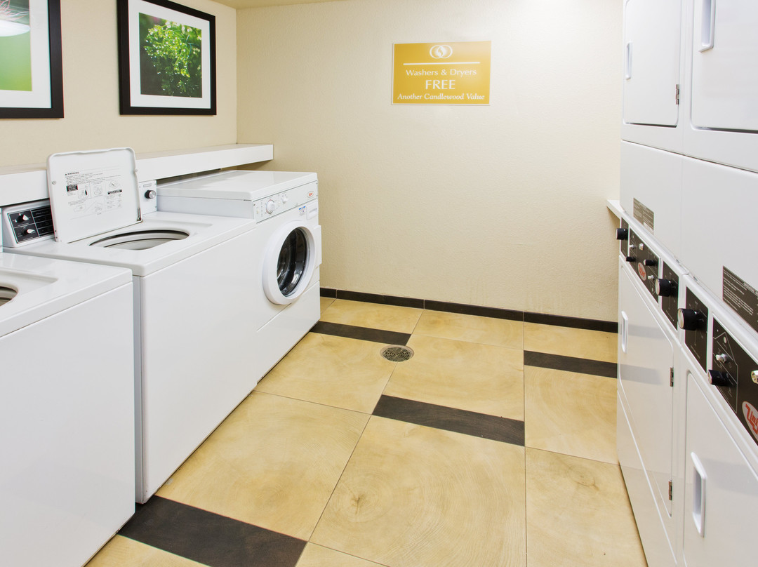 梅德福烛木套房酒店主图