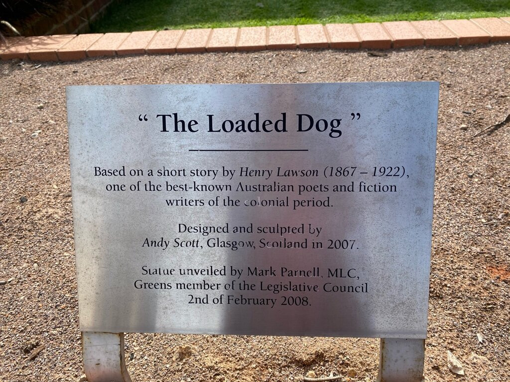 Loaded Dog Sculpture景点图片