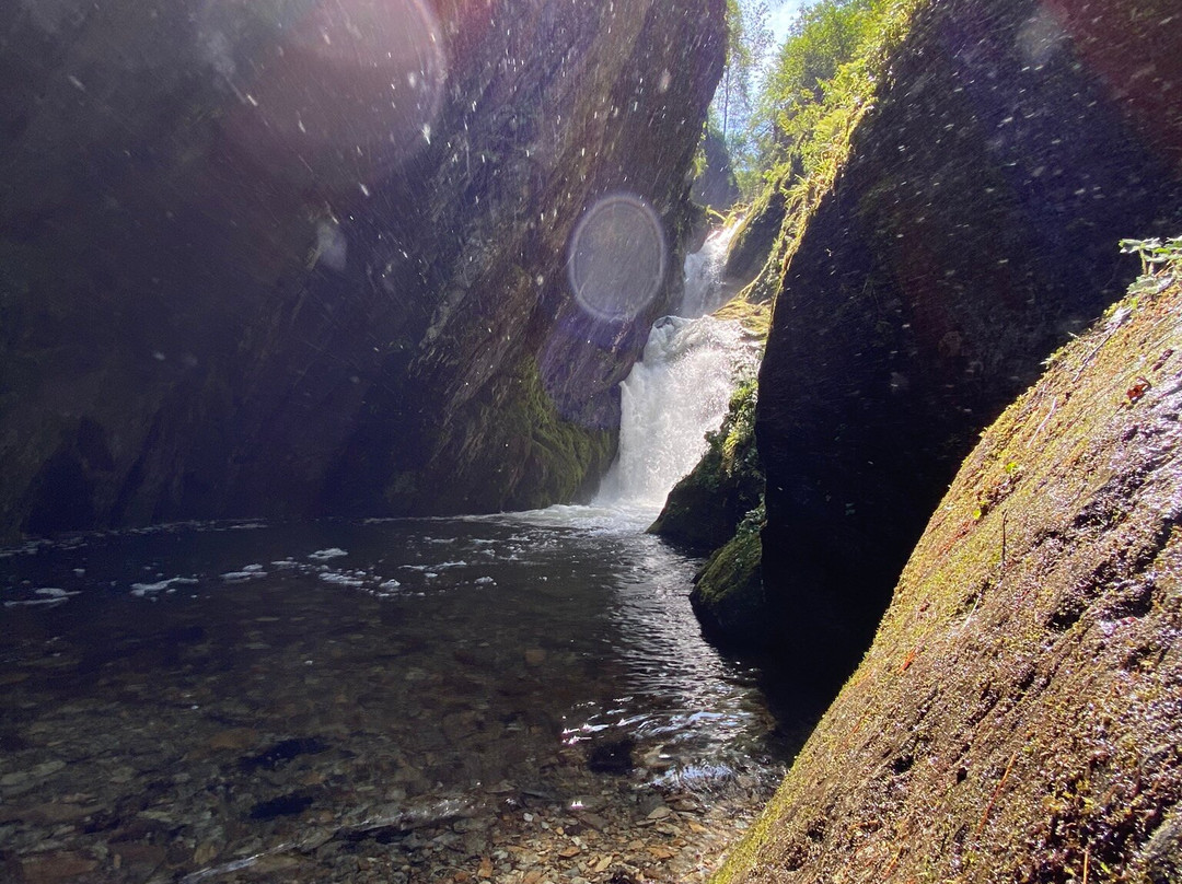 Waterfall Estyuba景点图片