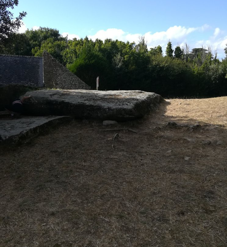 Dolmen du Mane Lud-Locmariaquer必去景点