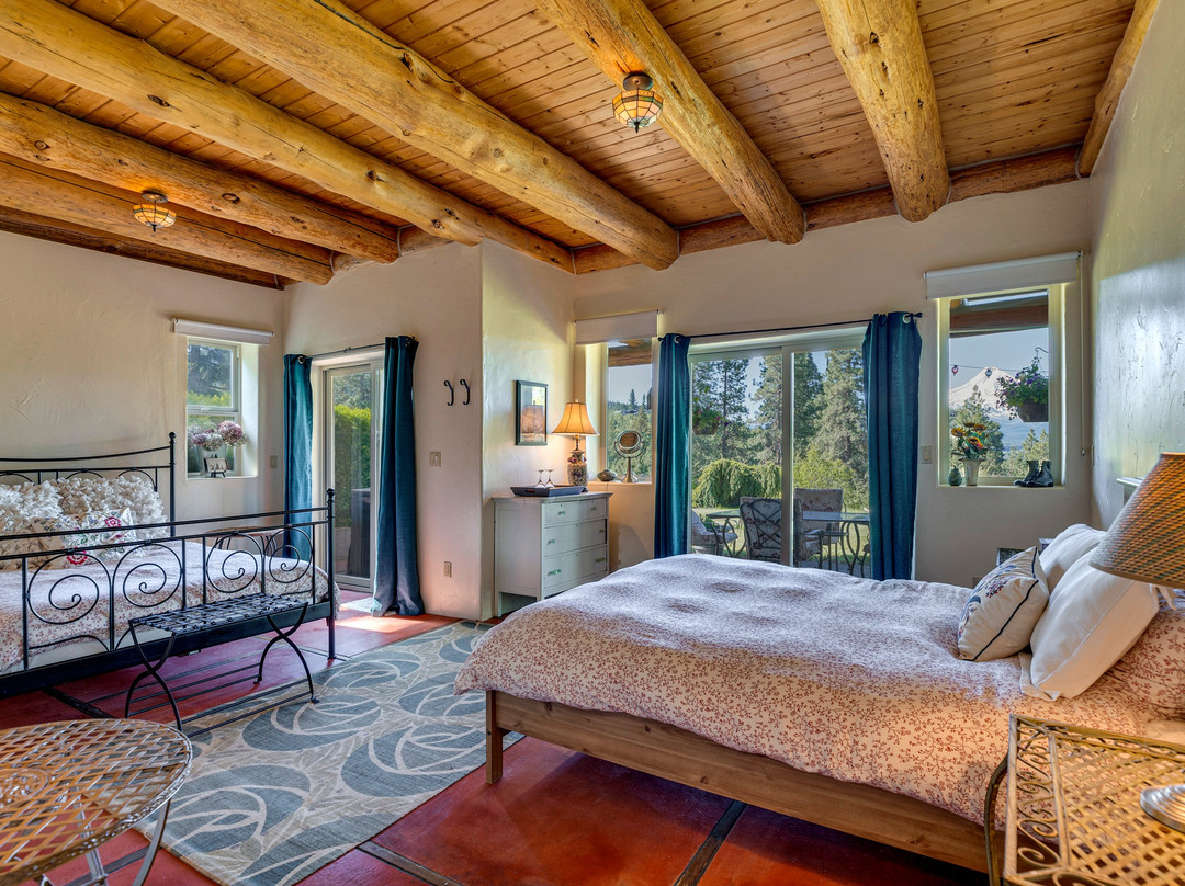 Bigfoot Lodge B&B主图