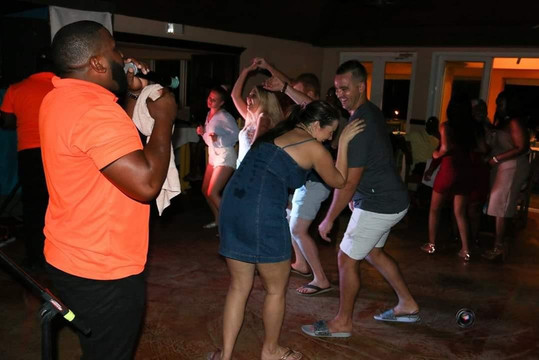 Expressions Bahamas Nightlife Tours-拿骚必去景点