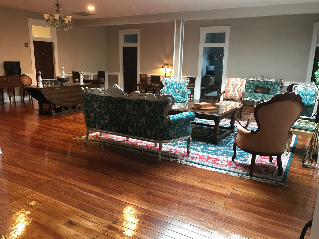 Oak Tree Hotel主图