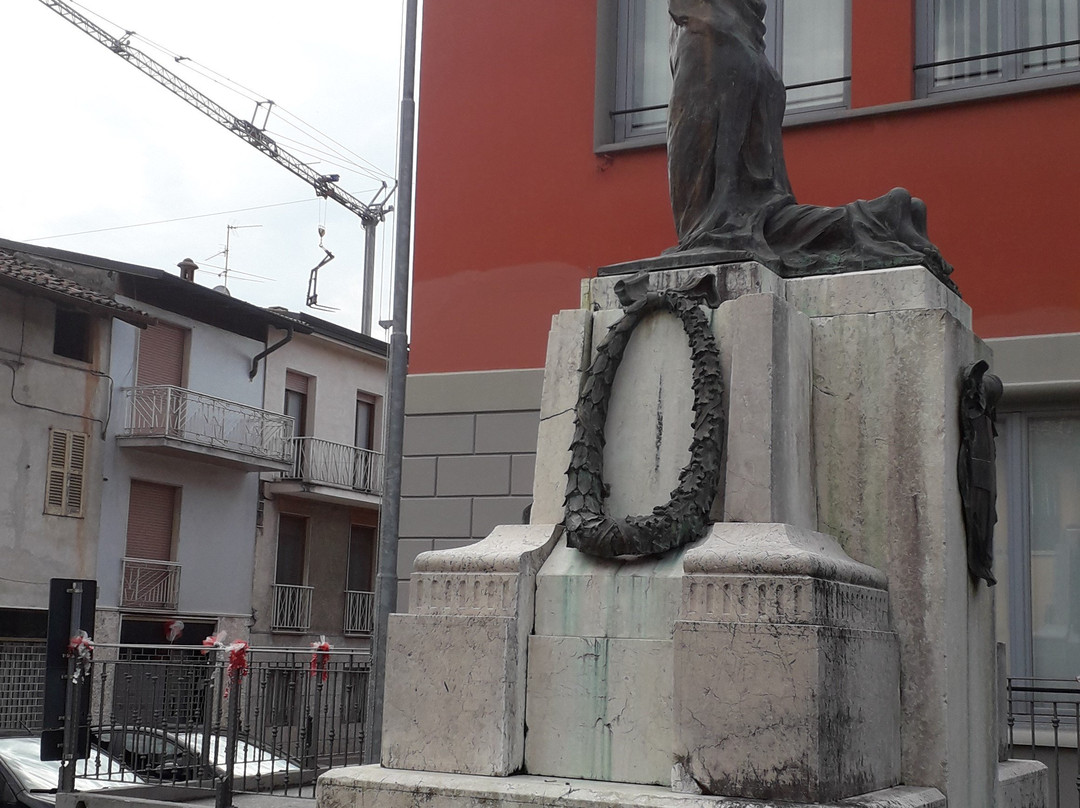 Monumento ai caduti-Calvenzano必去景点