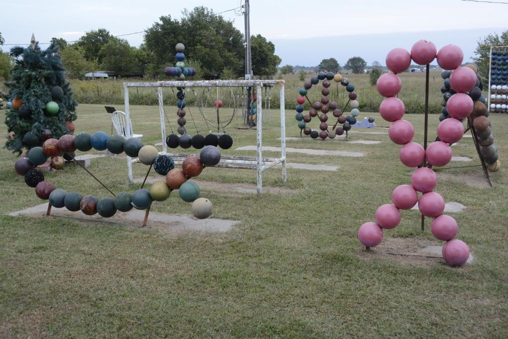 Chelsea旅游景点-Bowling Ball Yard Art