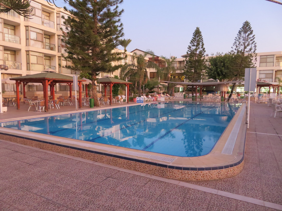 罗恩海滩酒店主图