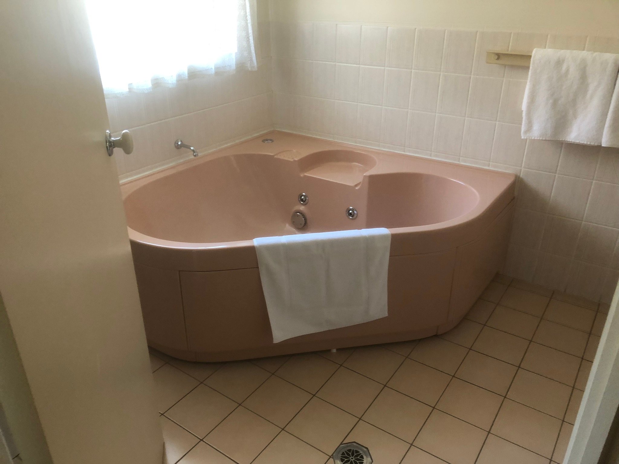 Golden Square Motor Inn-浴室