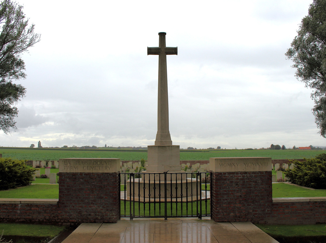 La Plus Douve Farm Cemetery景点图片