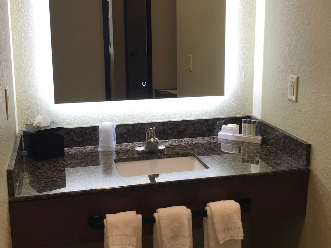 Blue Grass Inn & Suites主图