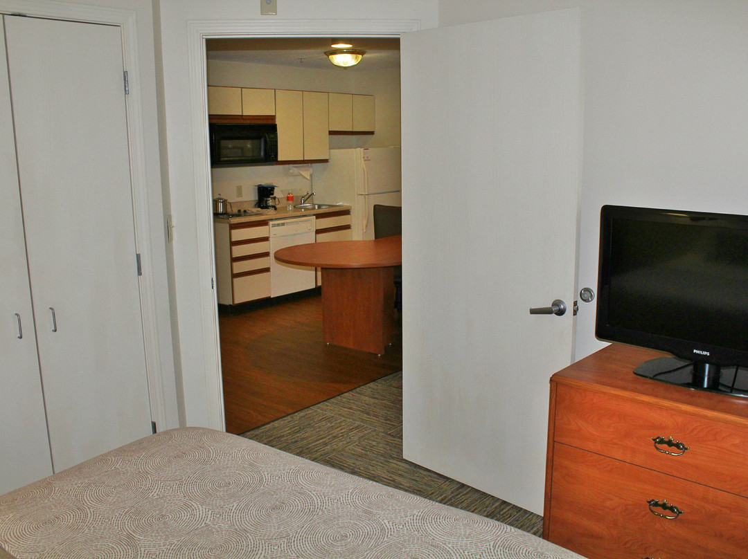 锡拉丘兹机场烛木套房酒店主图