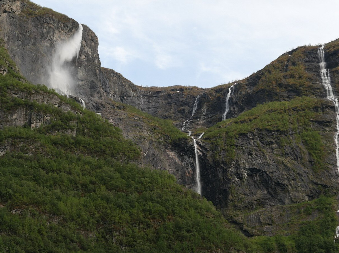 Kjelfossen Waterfall景点图片
