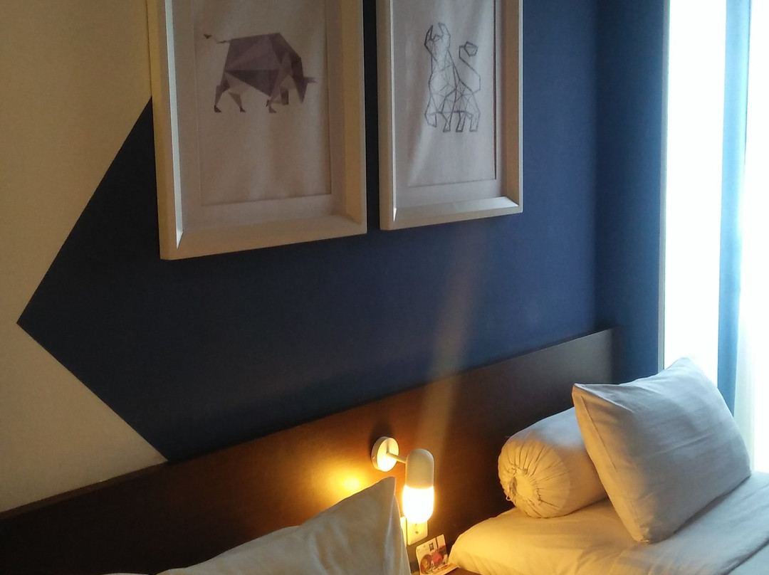 西卡朗节庆宜必思快捷酒店主图