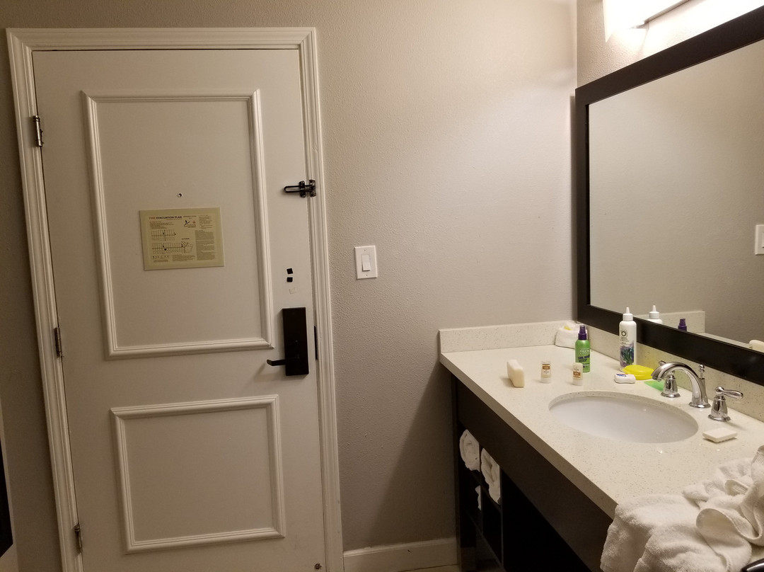 卡尔波利波莫纳拉金塔旅馆及套房酒店主图