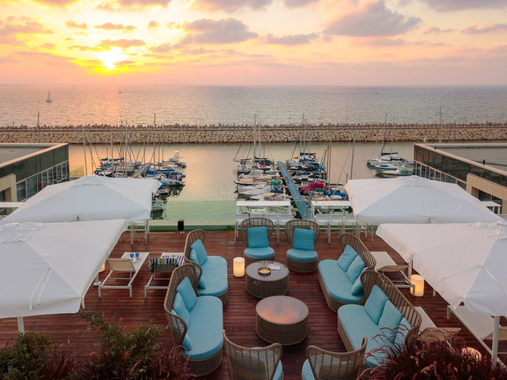 荷兹利亚希律酒店主图