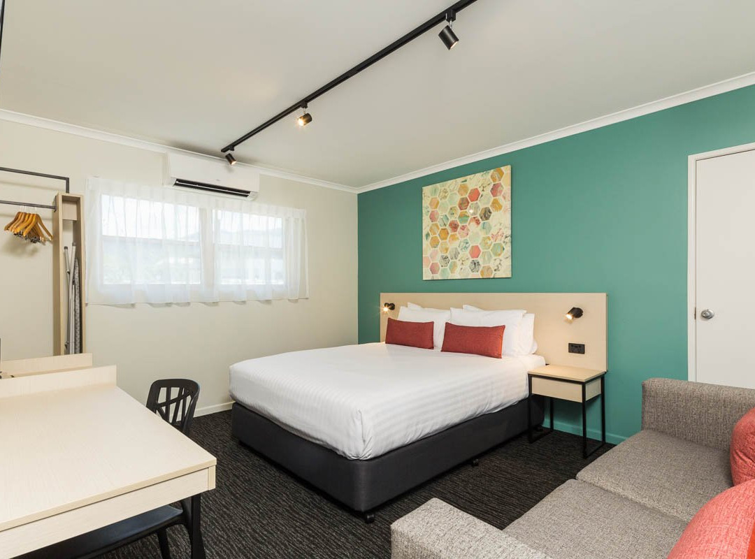 Nightcap at Balaclava Hotel主图