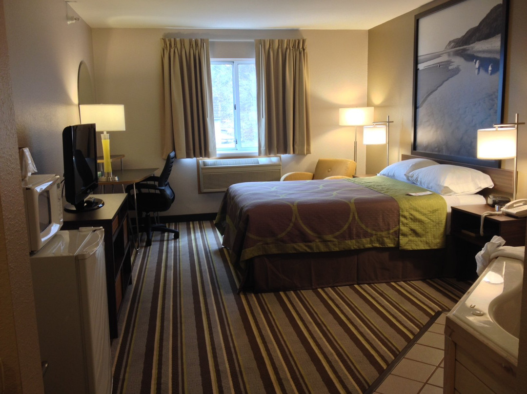 Super 8 by Wyndham Manistee主图