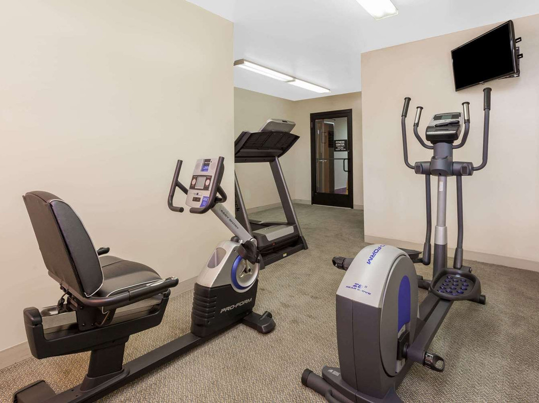 伊姆莱城温德姆速8酒店主图