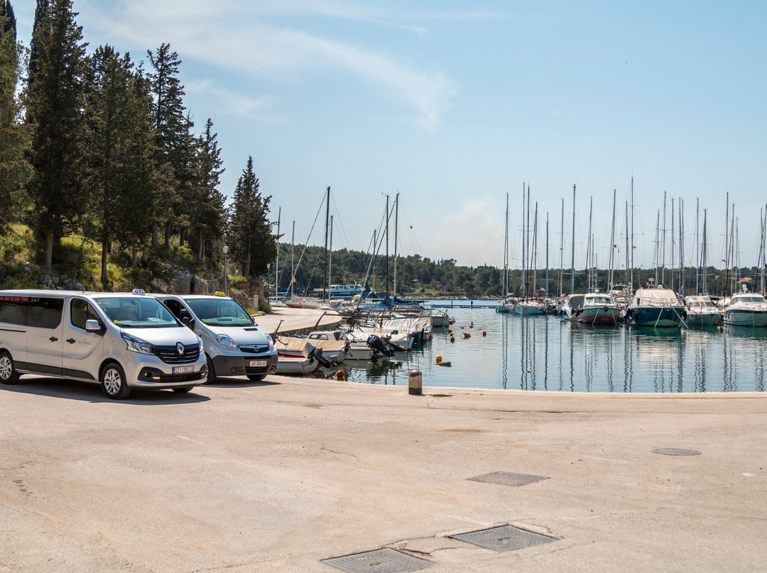 Taxi Karoca Brac景点图片