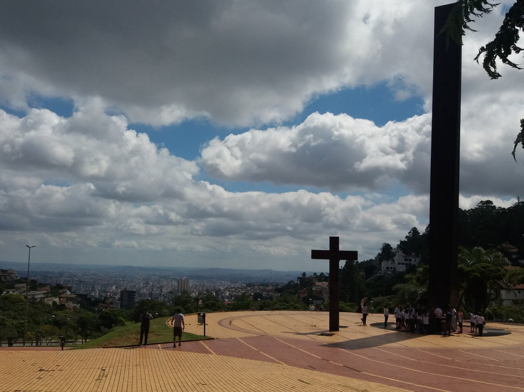 Praca Israel Pinheiro-贝洛哈里桑塔必去景点