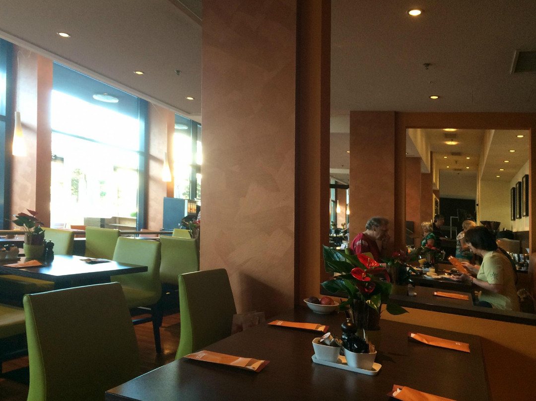 Kitchen & Bar at Courtyard