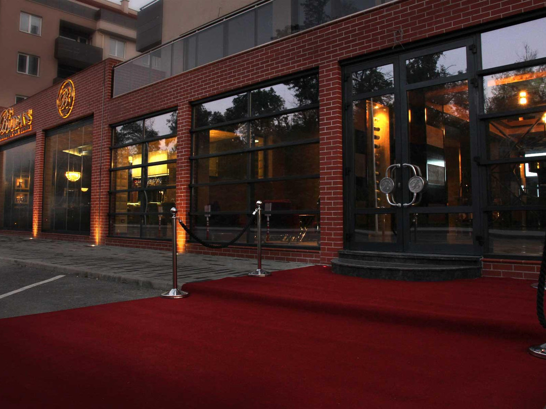 Ustina餐馆和美食-Buda's Restaurant Bar Lounge