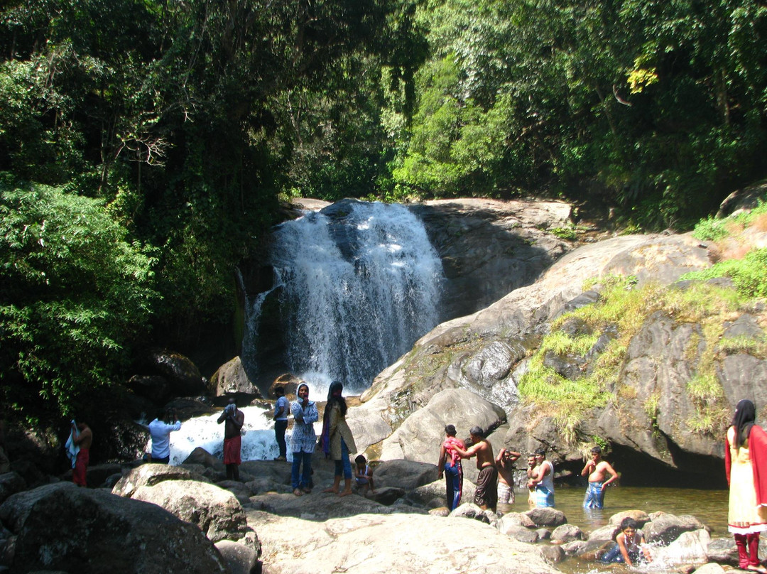 Lakkam Waterfalls景点图片