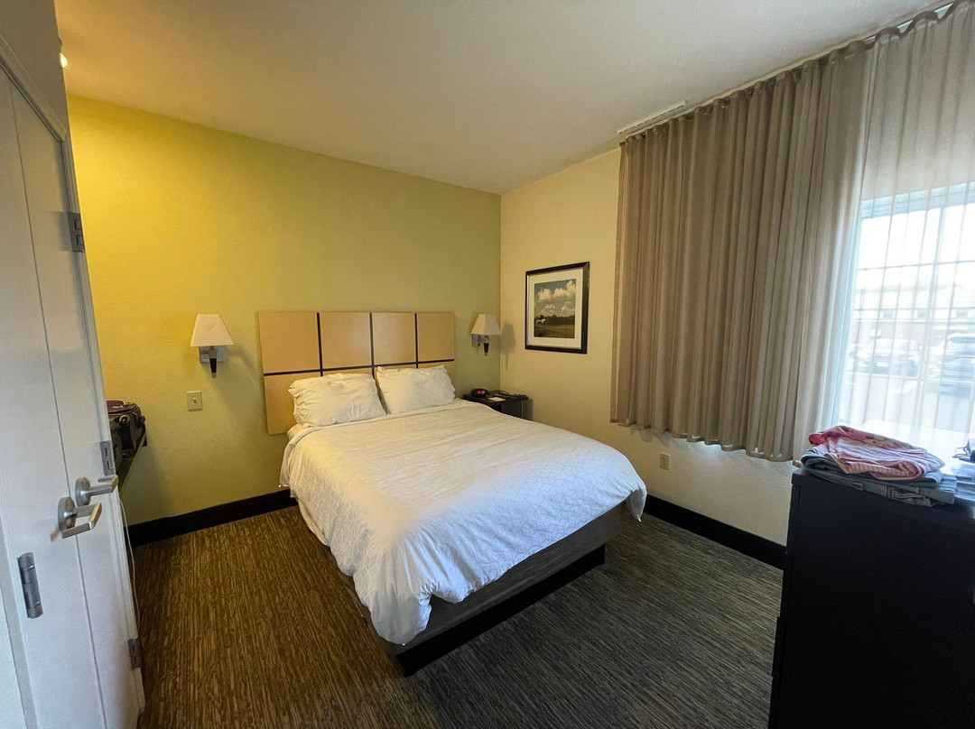 杰斐逊城烛木套房酒店主图