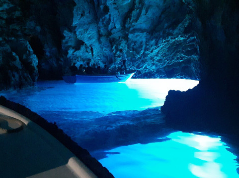 Blue Cave-比舍沃必去景点