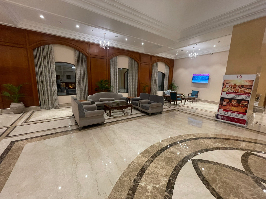 皇家兰花卢克诺中央酒店主图