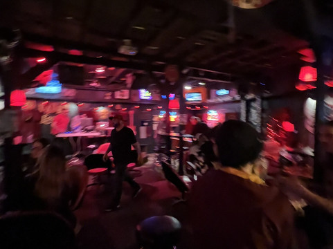 Caves Lounge-阿灵顿必去景点