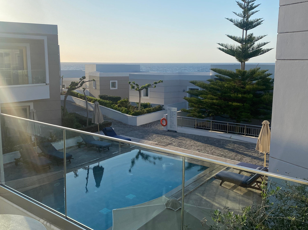 The Royal Blue Resort主图