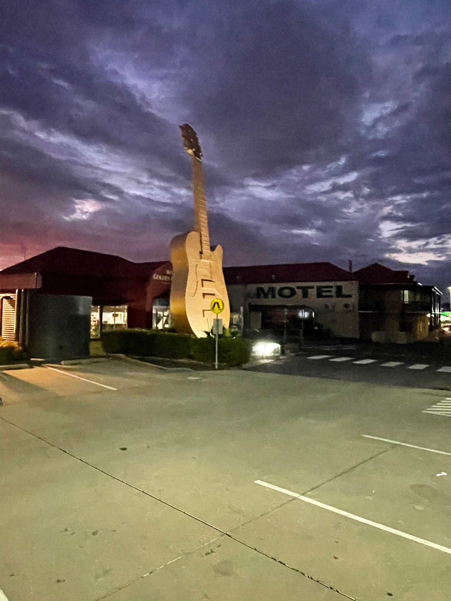 Golden Guitar Motor Inn-官方