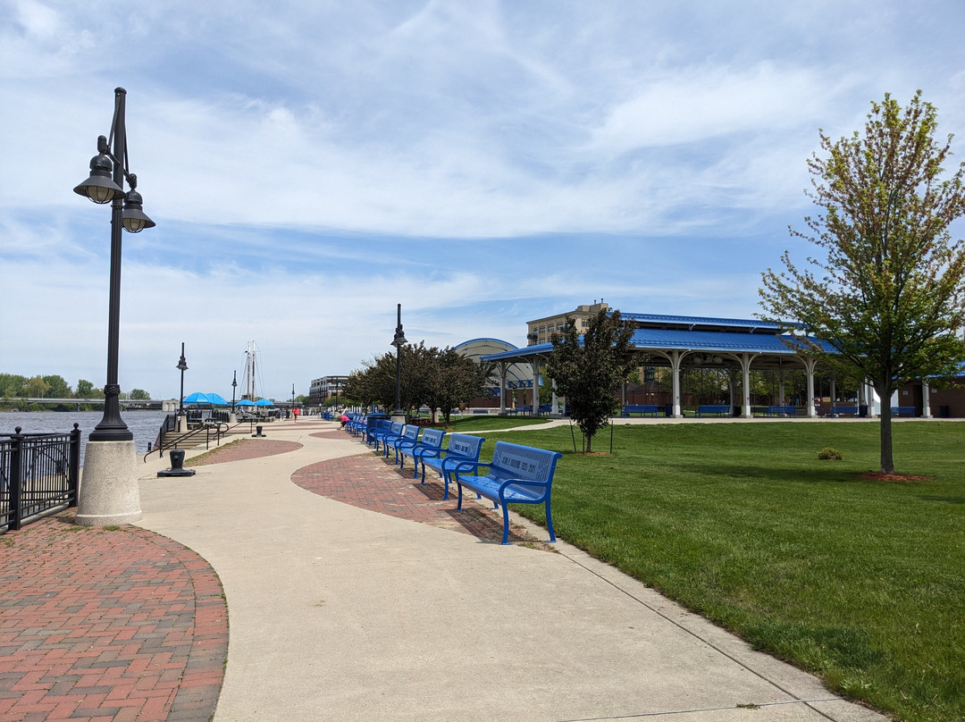 贝城河滨希尔顿逸林酒店主图