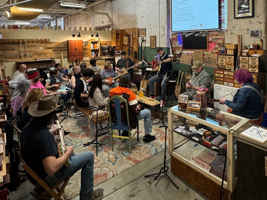 The Cigar Box Guitar Store-亨茨维尔必去景点