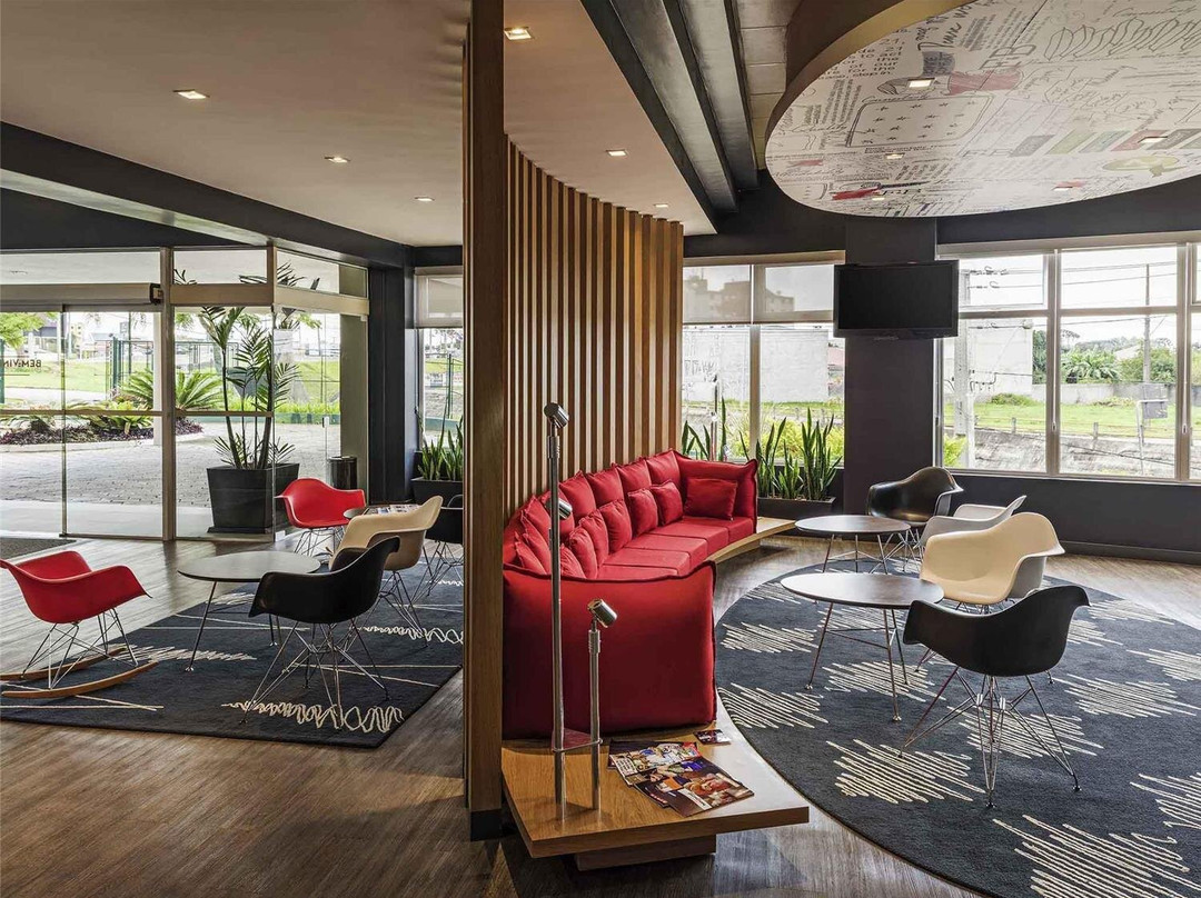 宜必思库里提巴机场酒店主图