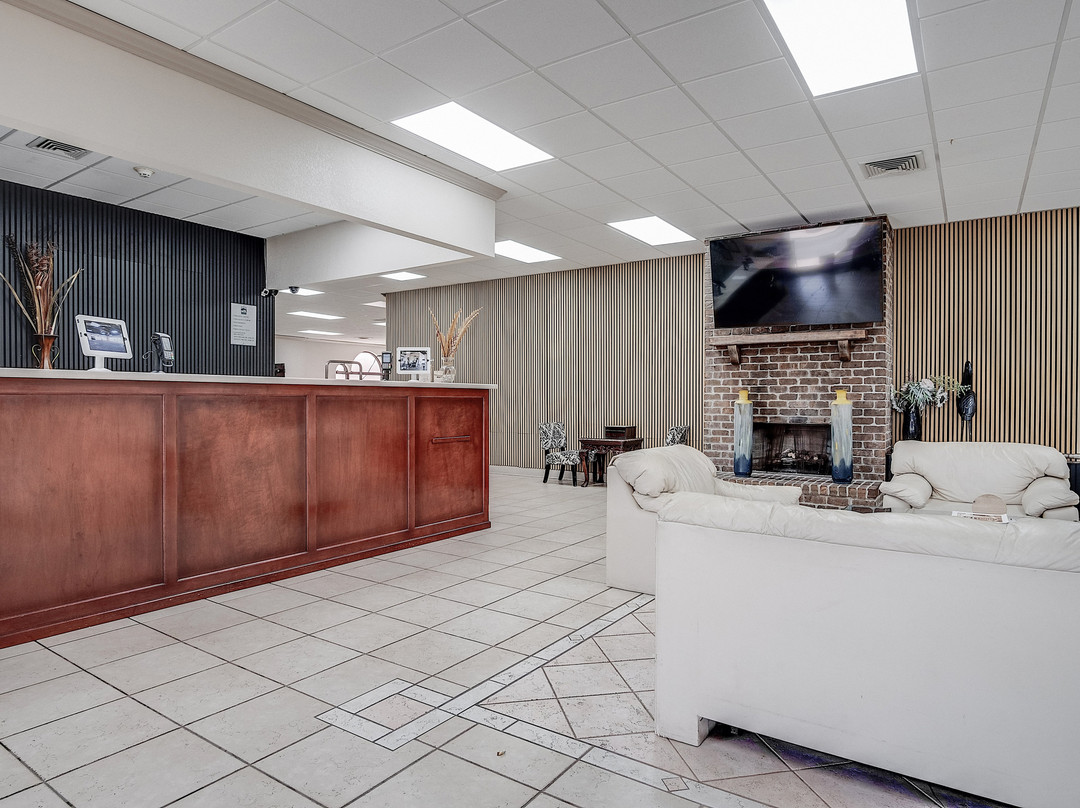 Cottonwood Suites Savannah Hotel & Conference Center