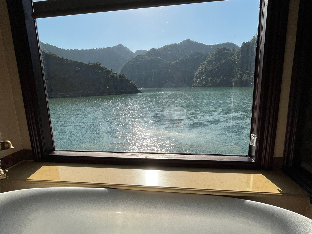 Erina Cruise-下龙湾必去景点